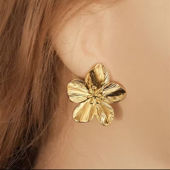 Waterproof Stainless Steel Butterfly Stud Earring - Picture 3 of 4